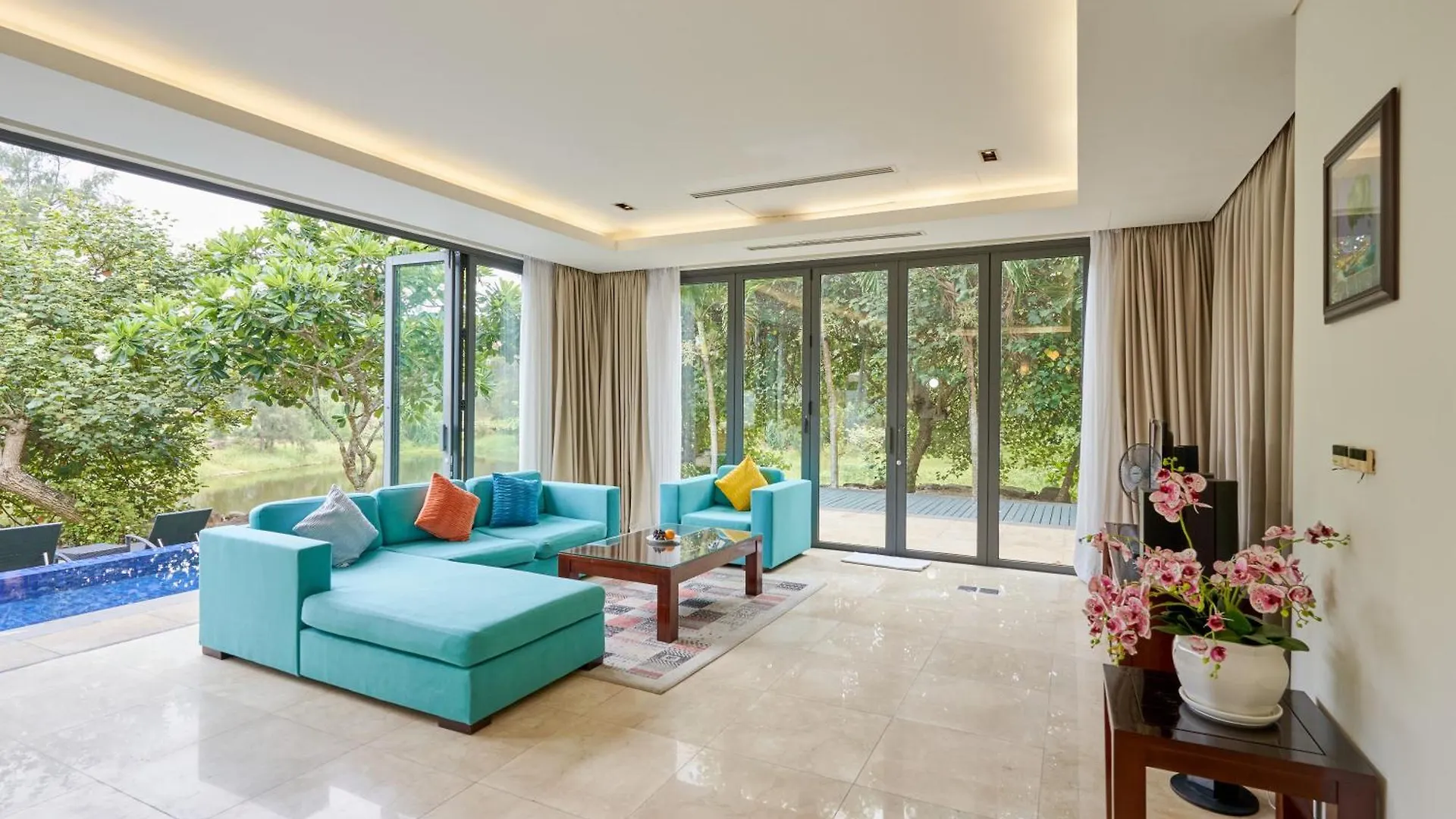 Ocean Retreats Villas Danang ダナン市